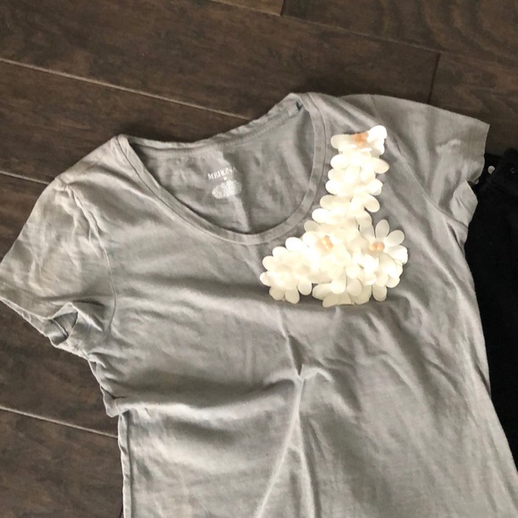 Detailed v-neck tee - Picture 2 of 3